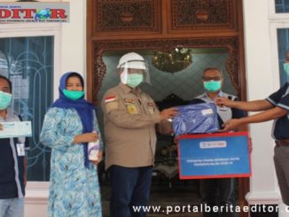 Bupati Gusmal menerima bantuan APD dari Aqua pabrik Kab. Solok.