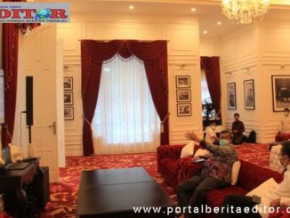 Bupati Gusmal saat mengikuti vicon dengen pemerintah pusat.