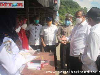 Bupati Gusmal saat meninjau Posko Covid-19 di perbatasan.