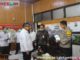 Bupati Gusmal saat menyerahkan bantuan APD kepada Polres Solok Kota.