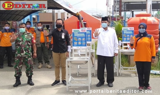 Bupati Irfendi Arbi saat menerima bantuan dari BRI Payakumbuh.