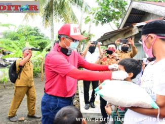 Bupati Musi Rawas saat membagikan beras kepada masyarakat.