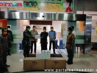 Bupati Sijunjung Yuswir Arifin menerima bantuan masker dan APD dari Mabes TNI..