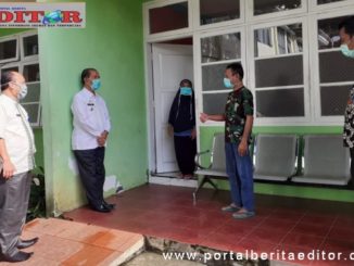Bupati Yusuf Lubis didampingi Direktur RSUD, dr Yong Marzuhaili dan PLT Kadis Kesehatan Pasaman saat menjenguk pasien 01 di ruang VIP RSUD setempat,