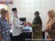 Camat Payakumbuh Utara saat menyerahkan bantuan.