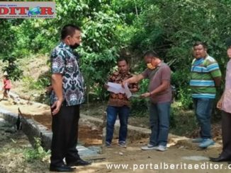 Drs Hasiholan Hutagalung meninjau langsung Program Padat Karya Tunai Di Nagari Simpang Tonang,Kecamatan Duo Koto.