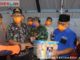 Gubernur Irwan Prayitno saat memberikan bantuan.