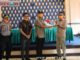 Gubernur Sumbar saat menyerahkan bantuan APD di Payakumbuh.