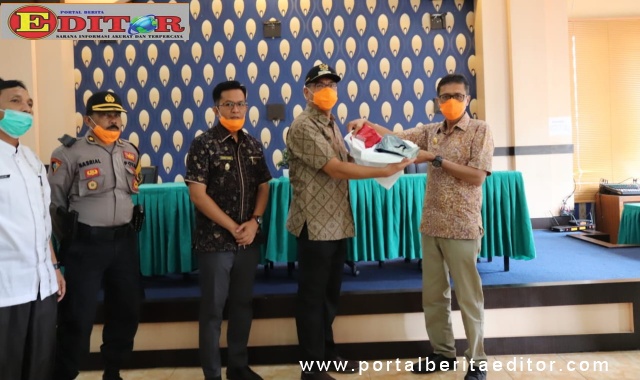 Gubernur Sumbar saat menyerahkan bantuan APD di Payakumbuh.