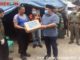 H Benny Utama SH MM menyerahkan bantuan saat meninjau posko perbatasan Provinsi Sumatera Barat dengan Provinsi Sumatera Utara.
