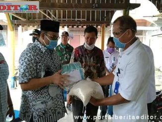H.Benny Utama menyerahkan bantuan kepada masyarakat kecamatan Simpang Alahan Mati.