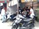 Anggota DPRD Kota Padang, Rustam Efendi saat membagikan makanan kepada warga di Koto Tangah