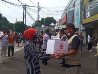 Irjen Pol (p) Drs. Syahfrizal Anhar, SH, MH, serahkan paket sembako pada warga DKI Jakarta.