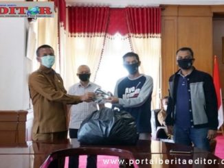 KPU Kota Pariaman menyerahkan bantuan 540 masker Wako Genius Umar.