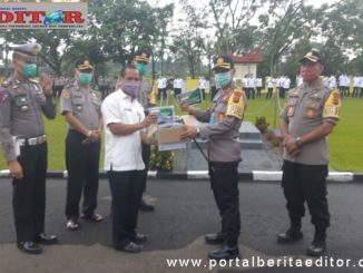 Kadis Pendidikan Wilayah IV Sumbar menyerahkan masker batuan.