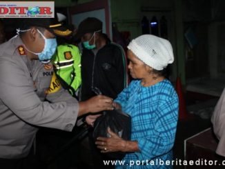 Kapolres AKB Azhar Nugroho saat membagikan sembako di Lubuk Selasih.