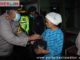 Kapolres AKB Azhar Nugroho saat membagikan sembako di Lubuk Selasih.