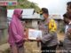 Kapolres Solok Arosuka AKBP Azhar Nugroho menyerahkan bantuan sembako.