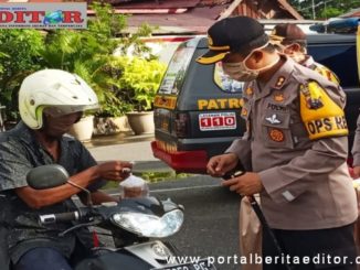 Kapolres Solok Kota Ferry Suwandi bagi bagikan takjil untuk pabukoan.