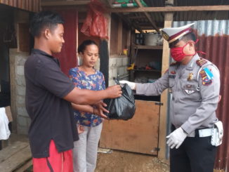 Kasatlantas Polres Aroruka menyerahkan bantuan.