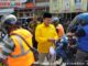 Ketua DPD Golkar Kota Sawahlunto, Ali Yusuf ketika melakukan pembagian masker kepada masyarakat