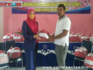 Ketua GOW Pasaman Mira Delima membagikan sembako kepada warga yang terdampak covid 19.