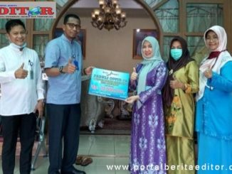 Ketua TP PKK Kota Pariaman menerima batuan dari Bank Nagari.