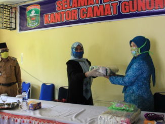 Ny. Desnadfi Gusmal menterahkan masker ke TP PKK Kecamatan di Kab. Solok.