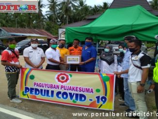 Paguyuban Pujakesuma saat menyerahkan bantuan.
