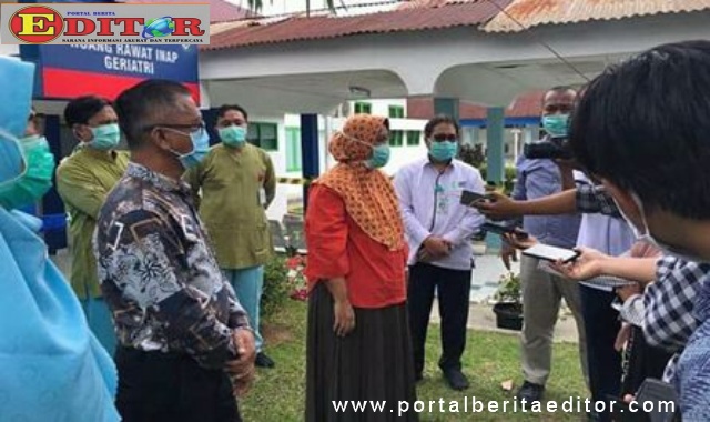 Pasien positif Covid-19 yang dinyatakan sembuh saat diwawancarai wartawan.