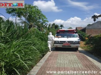 Pemakaman yang digelar dengan protap Covid-19.