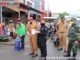 Pemberitahuan kepada pedagang dan pengunjung pasar tentang wajib kapai masker.