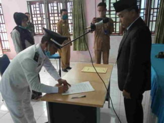 Penandatanganan berita acara pelantikan.