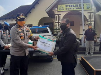 Penyerahan sembako kepada wartawan dari Polres Bukittiggi.