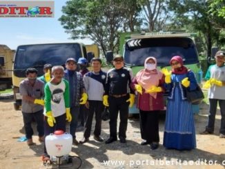 Petugas kebersihan lapangan setelah menerima APD dari DPKP2LH Kota Sawahlunto.