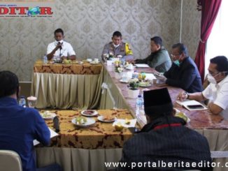 Rapat di Guesthouse Arosuka.