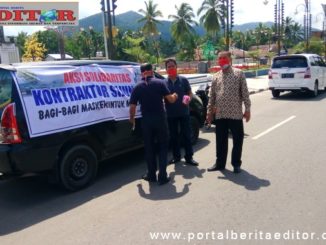 Sejumlah kontraktor di Kabupaten Sijunjung tengan melakukan aksi solidaritas dengan membagi masker gratis.