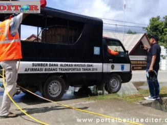 Team PB Dan Karang Taruna Desa Tuapejat sedang melakukan penyemprotan di rumah rumah warga.