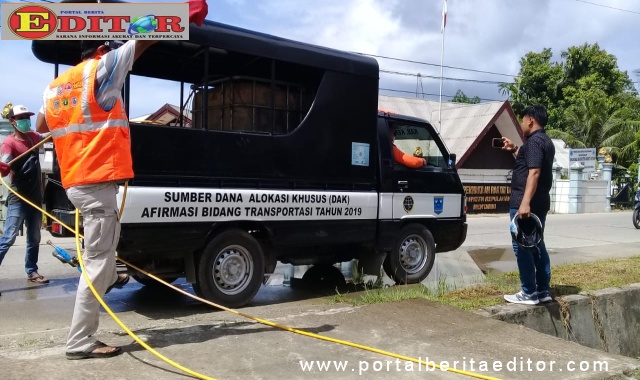 Team PB Dan Karang Taruna Desa Tuapejat sedang melakukan penyemprotan di rumah rumah warga.