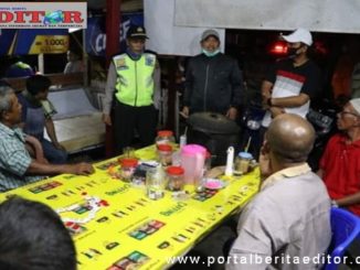 Tim Satgas Covid-19 memberi pengarahan kepada masyarakat Kota Pariaman yang masih berkumpul di lepau kopi.