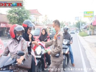 Tim gabungan membagikan masker.