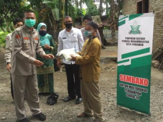 Wako Genius Umar saat mendampingi Pemuda Muhammadiyah menyalurkan bantuan di Pariaman Selatan.