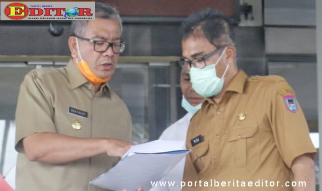 Wako Riza Falepi saat memeriksa data warga miskin di Payakumbuh.