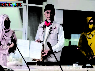 Walikota Padang, Mahyeldi Ansharullah, saat menerima bantuan dari paguyuban dan konmunitas di rumah dinasnya.
