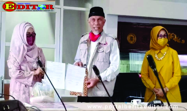 Walikota Padang, Mahyeldi Ansharullah, saat menerima bantuan dari paguyuban dan konmunitas di rumah dinasnya.