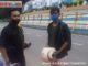 Aksi bagi-bagi takjil dan masker jurnalis Pessel.