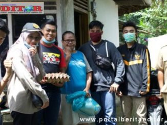 Anggota Purna Paskibraka Indonesia Kota Sawahlunto ketika menyerahkan bantuan kepada masyarakat.