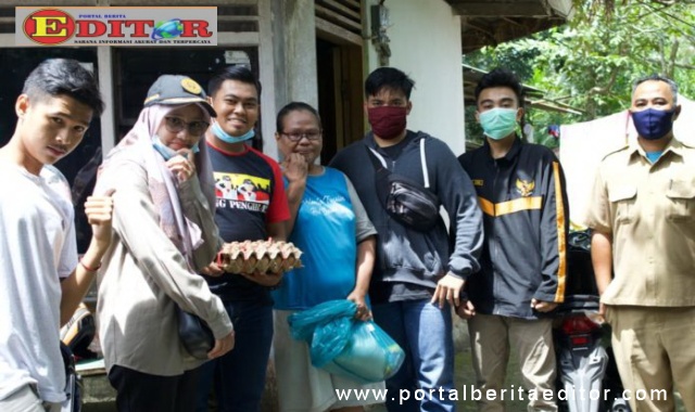 Anggota Purna Paskibraka Indonesia Kota Sawahlunto ketika menyerahkan bantuan kepada masyarakat.