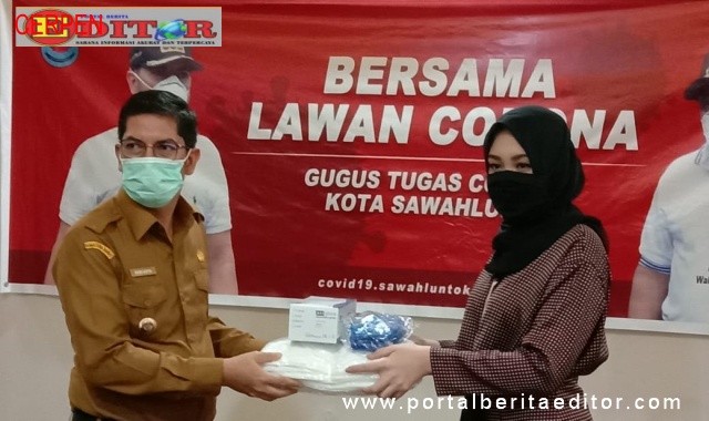 Athari Gauti Ardi saat menyerahkan bantuan APD kepada Walikota Sawahlunto Deri Asta.