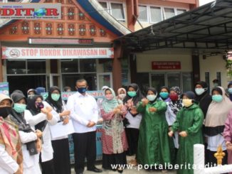 Bupati Gumal saat mengunjungi salah satu Puskesmas.